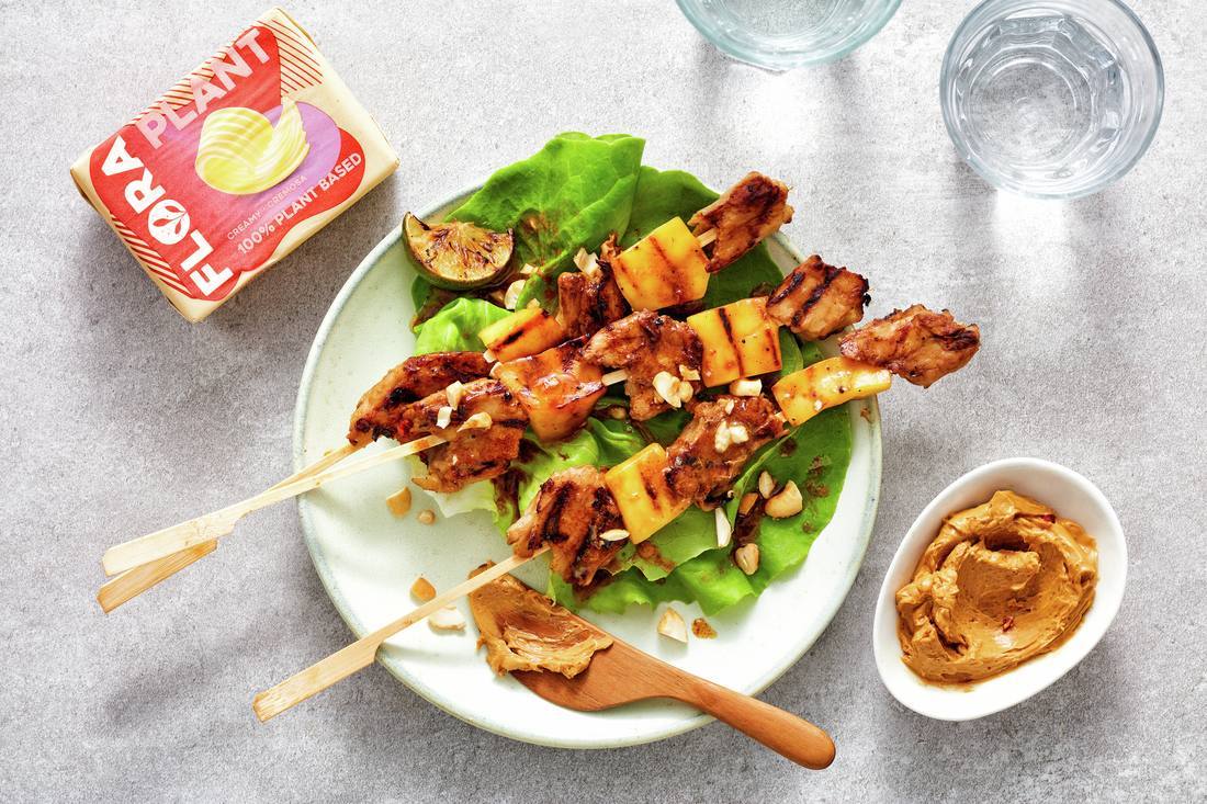 recipe image Vegan Hendl-Mangospieß mit einem Aufstrich aus Flora, süßer Soja- und Chilisauce