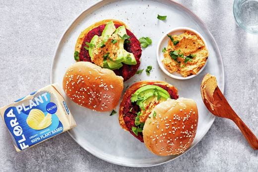 recipe image Rote-Rübe-Burger mit Flora-Chipotle-Aufstrich, Avocado und Koriander