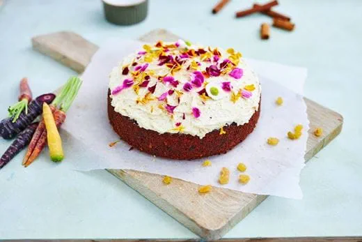 recipe image Möhrenkuchen mit essbaren Blüten