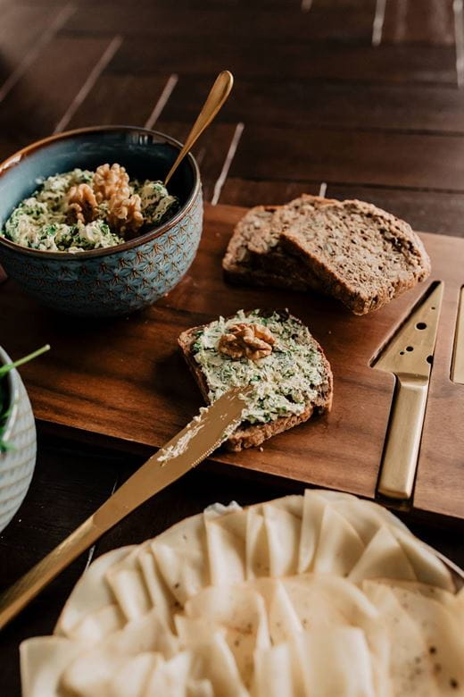 recipe image Butter-Aufstrich mit Walnüssen und Rucola