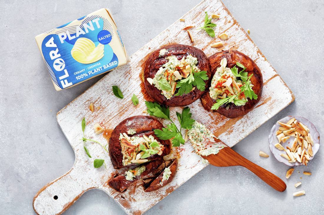 recipe image Gegrillte Portobello-Pilze mit Flora Kräuteraufstrich und Harissa