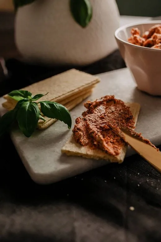 recipe image Herzhafter Aufstrich mit Tomaten, Basilikum und Butter