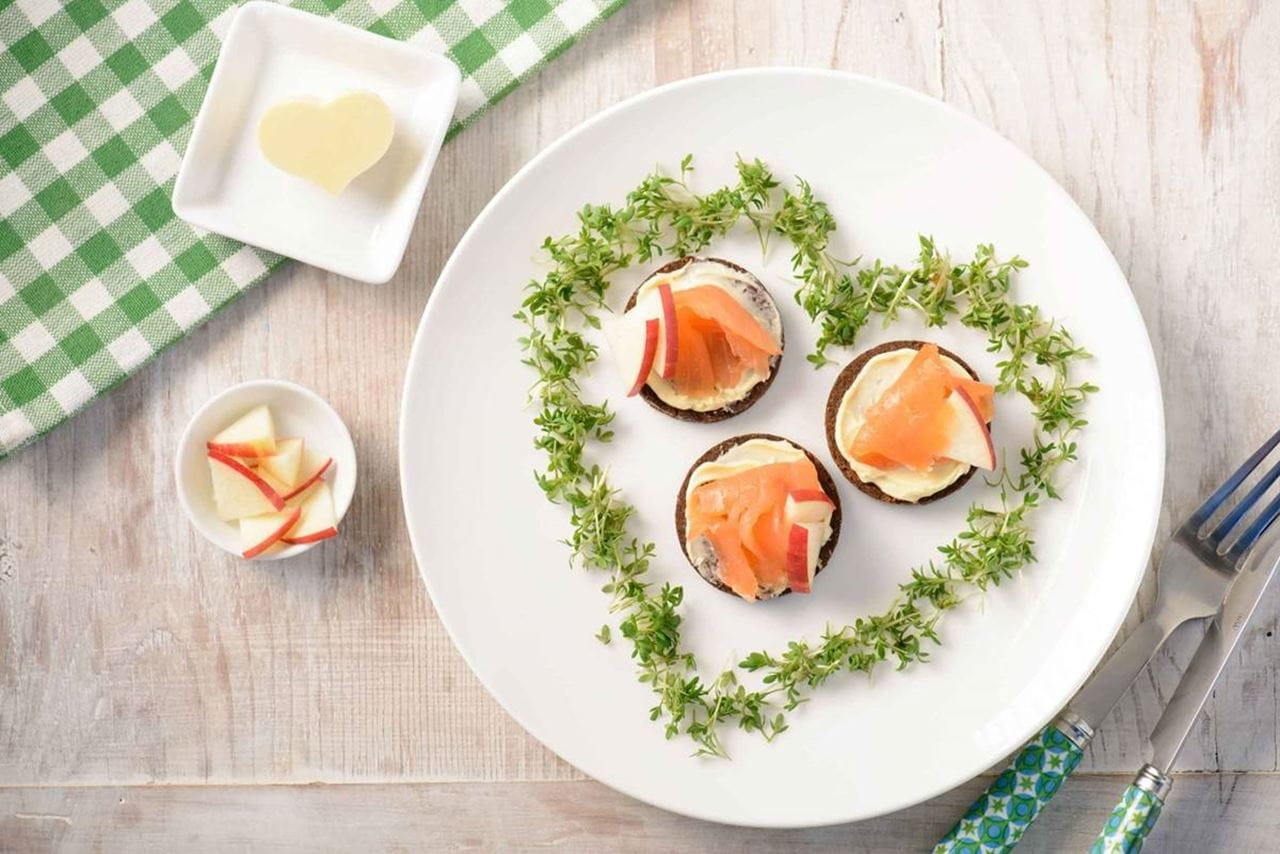 recipe image Lachs-Pumpernickel mit Apfel