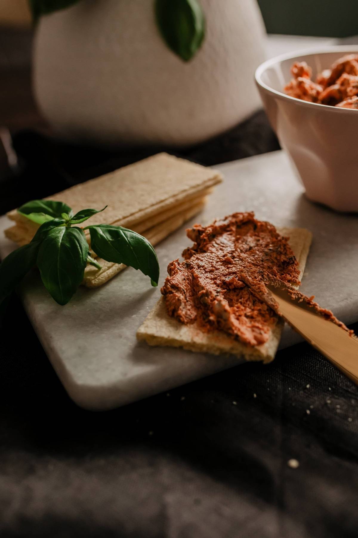 recipe image Herzhafter Aufstrich mit Tomaten, Basilikum und Butter