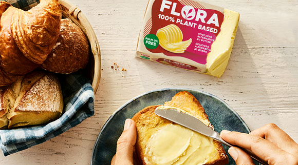 Flora Butter ohne Palmöl auf Toastbrot streichen