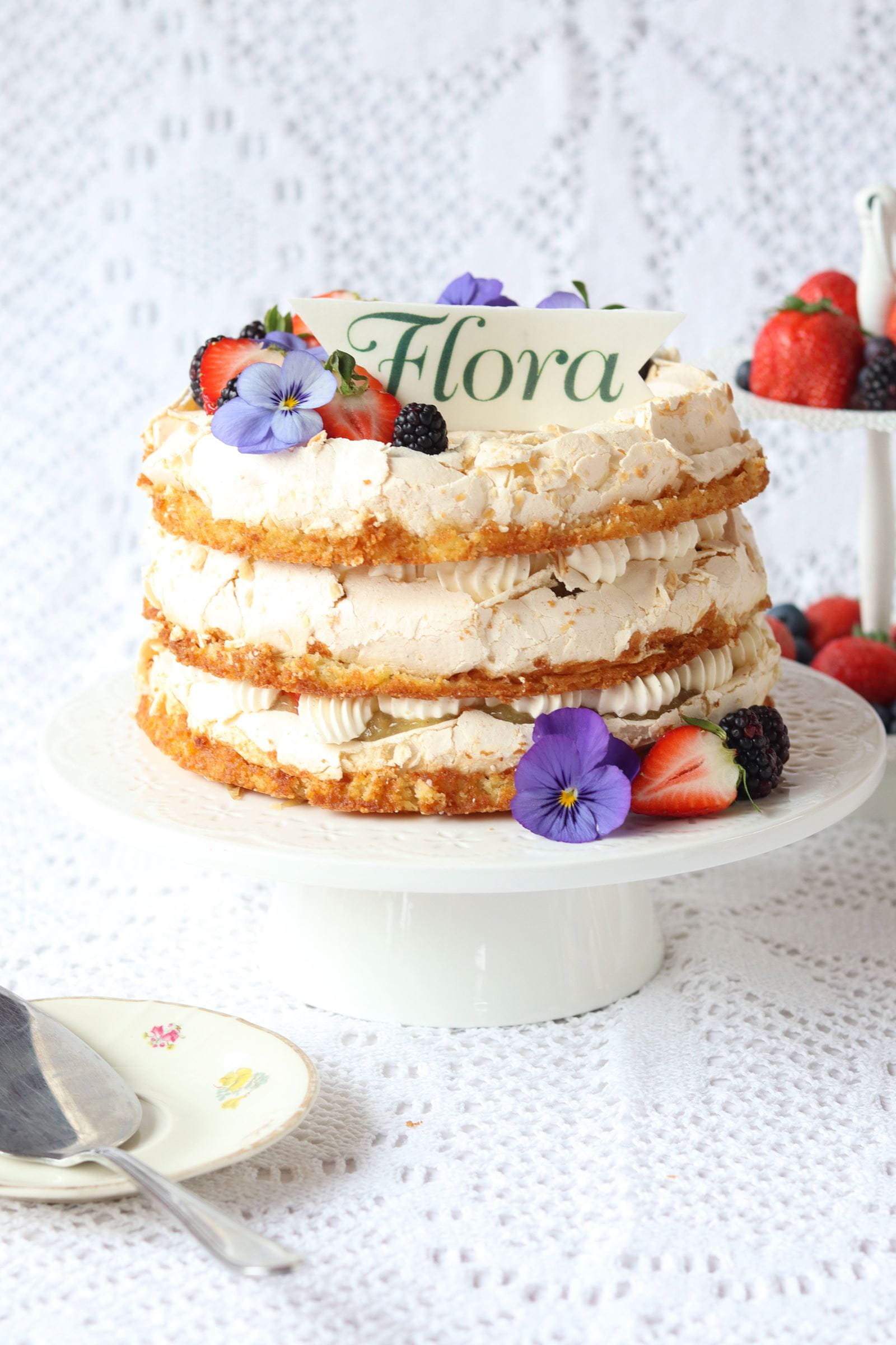 recipe image Floran päivän Manteli-marenkikakku