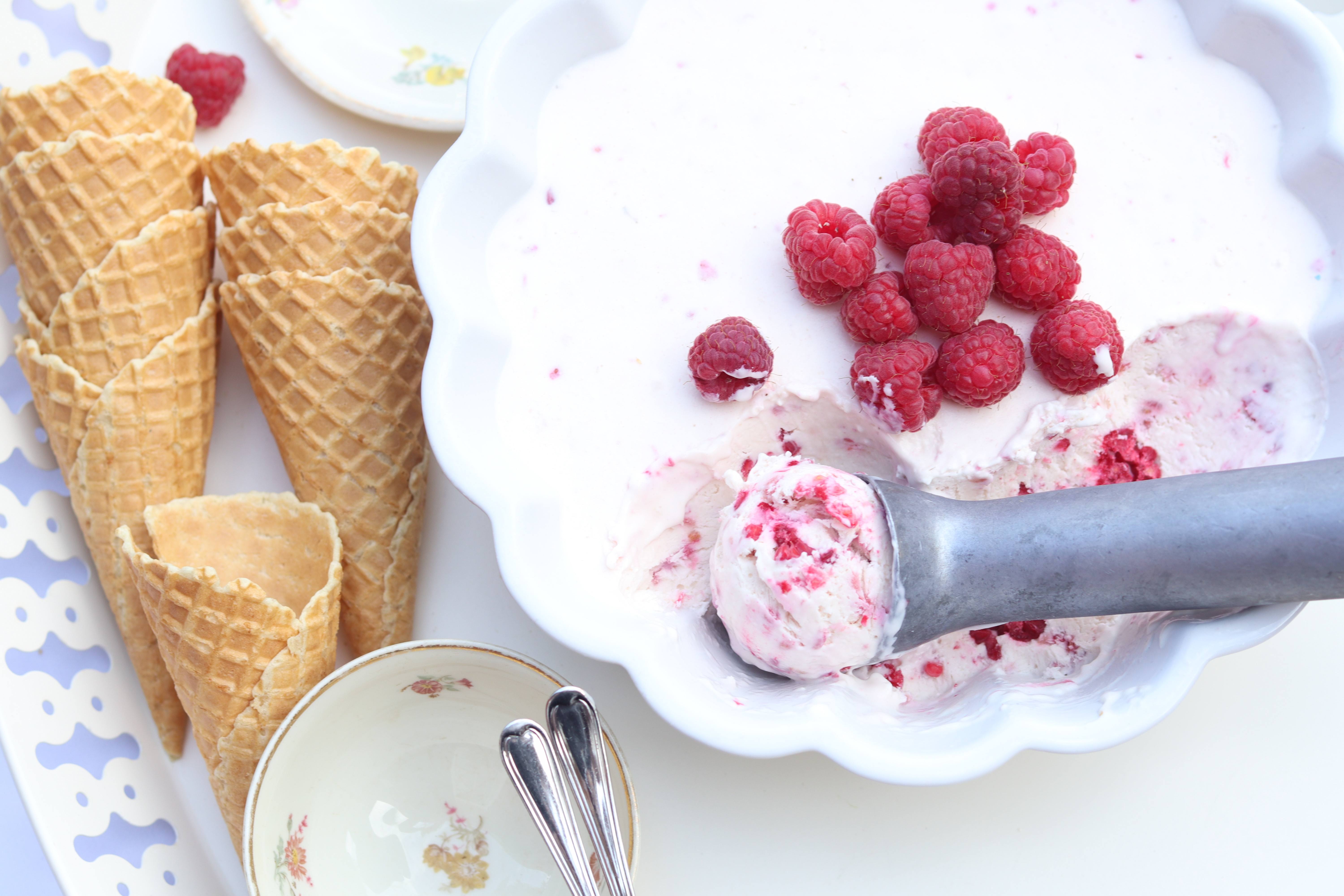 recipe image VADELMAJOGURTTIJÄÄTELÖ