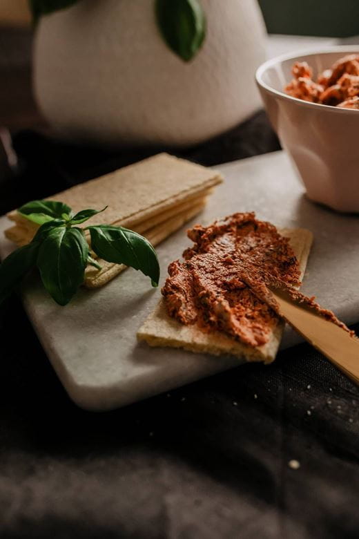 recipe image Pâte à tartiner savoureuse aux tomates, au basilic et au beurre