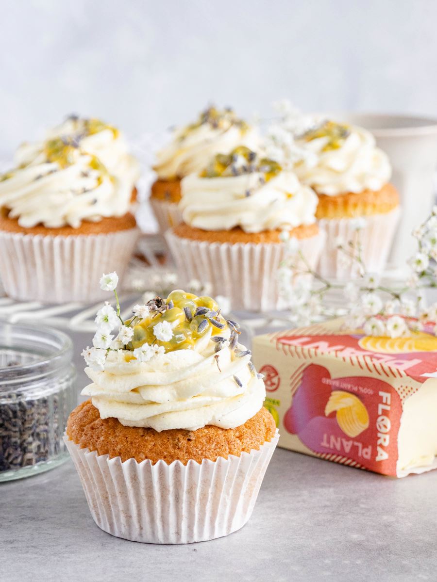 recipe image Lavendel cupcakes met vanille Flora Plant crème van Gewoon Hanne