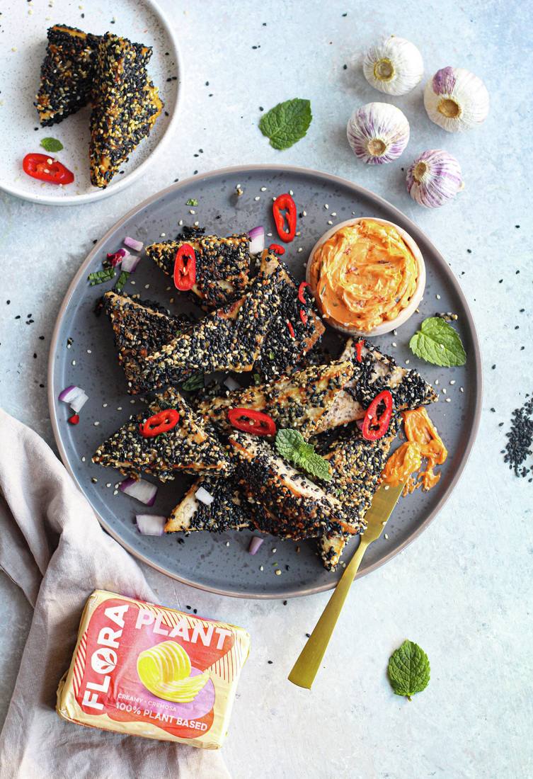 recipe image Tofu met een krokant sesamlaagje en gerookte paprikadip van Lenna Omrani