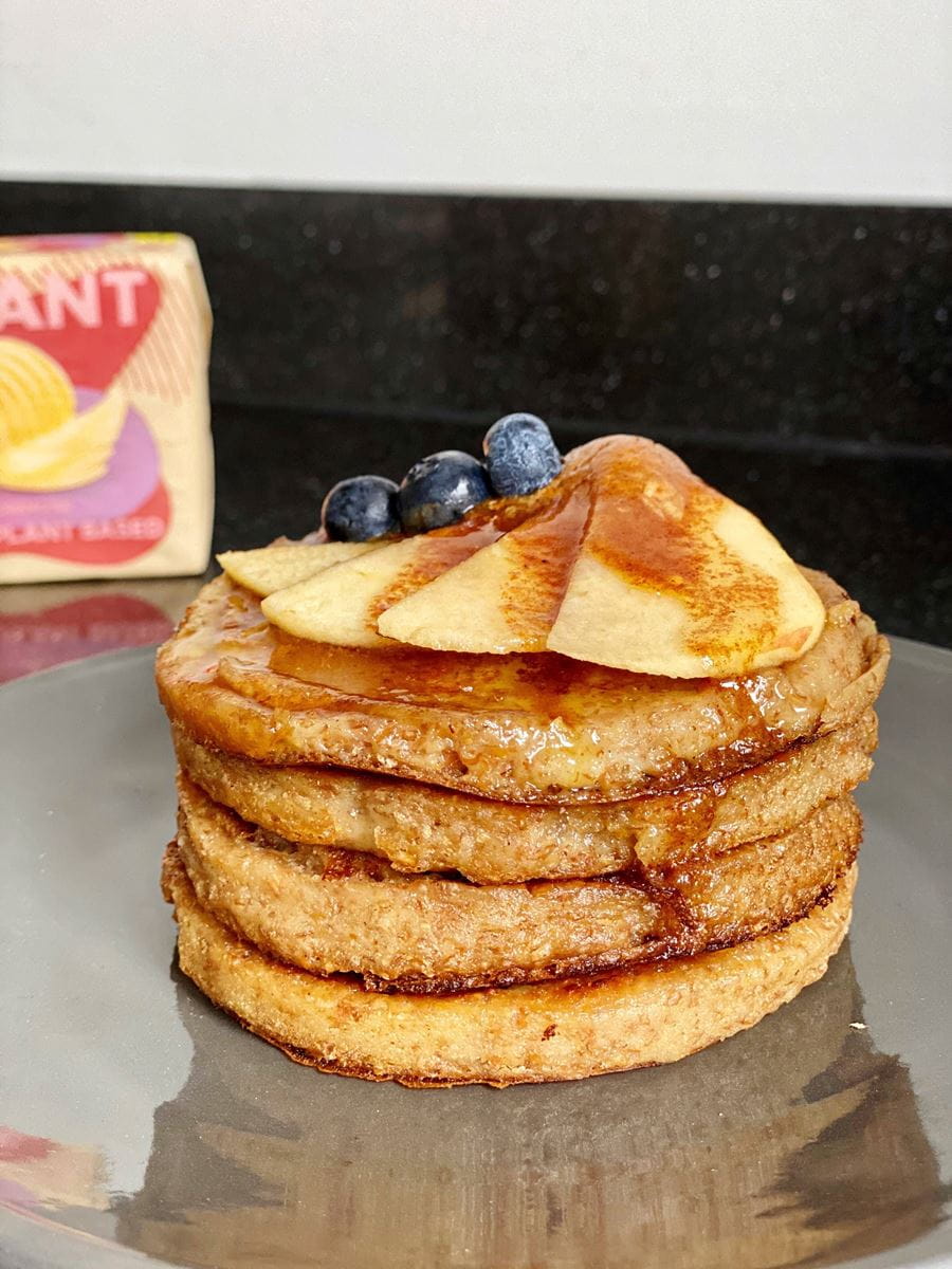 recipe image Fluffy vegan pannenkoeken met appel & kaneel botersaus van The Vegan Effect