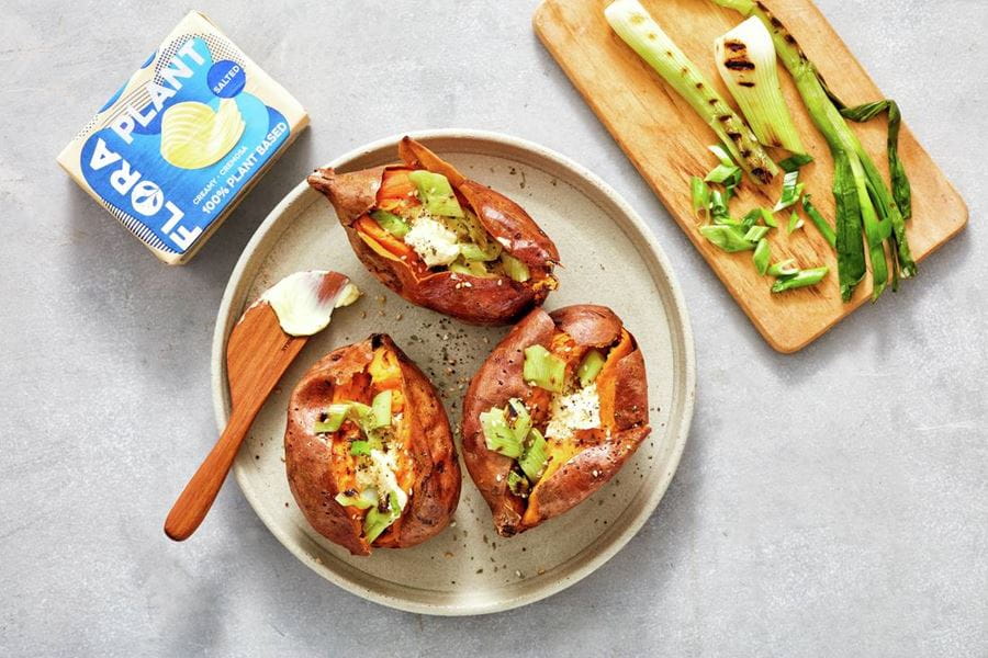 recipe image Gepofte zoete aardappel met gezouten Flora en gegrilde bosui