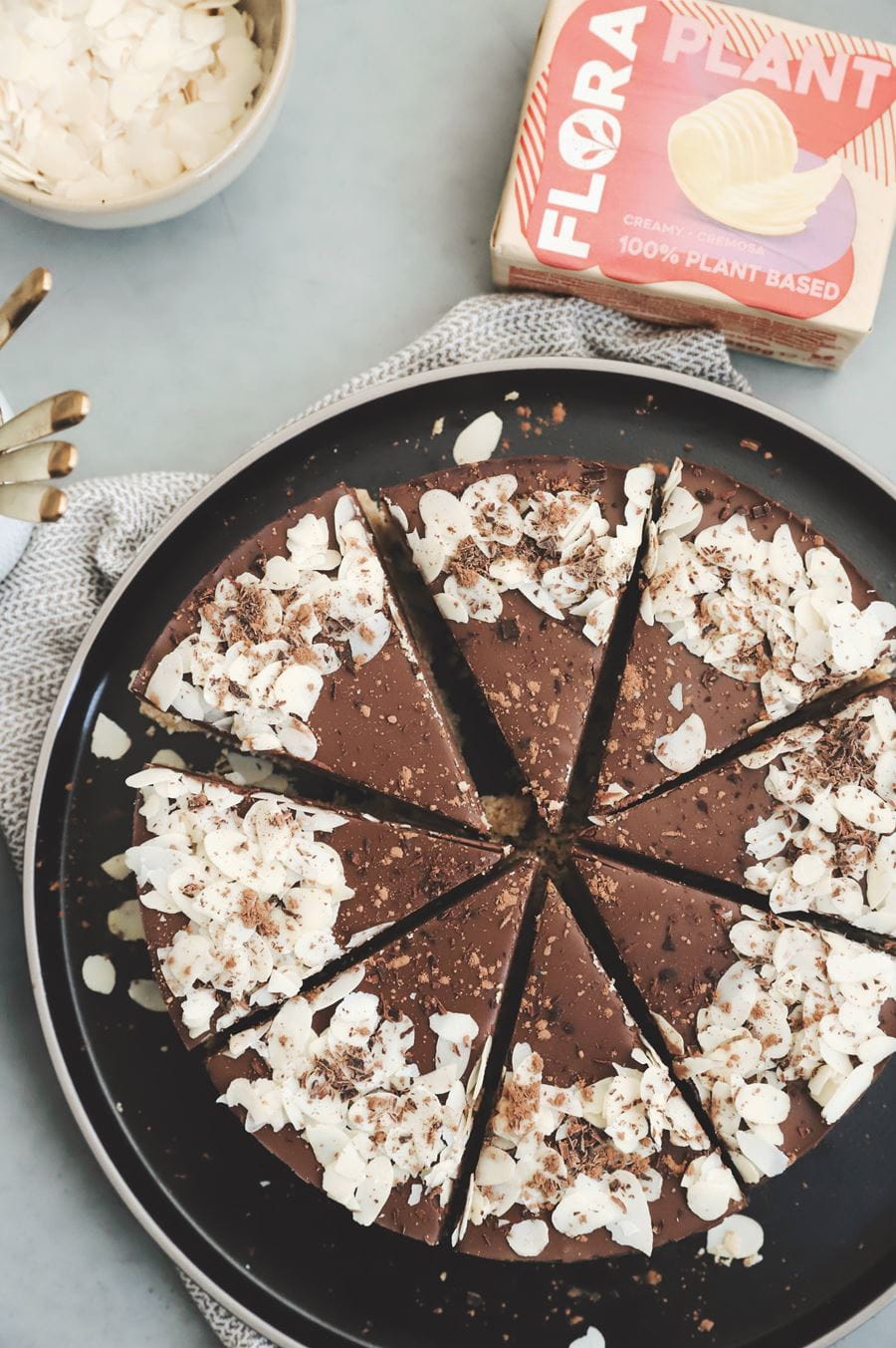 recipe image Vegan no bake chocoladetaart met koekjesbodem van Eat.Pure.Love